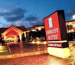 Hotel Embassy Suite Los Marlins by night